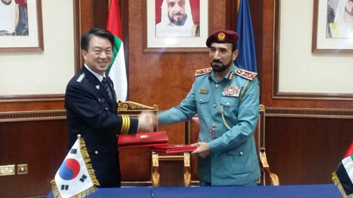 강신명 경찰청장이 22일(현지시각) 아랍에미리트 아부다비에서 사이프 압둘라 알 사파 차관을 만나 치안협력 및 테러리즘 대응을 위한 양해각서를 체결한 뒤 기념촬영을 하고 있다. <사진=경찰청 제공, 뉴시스>