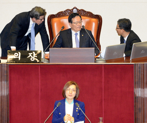 더불어민주당 은수미 의원이 24일 오후 서울 여의도 국회 본회의장에서 필리버스터 3번째 주자로 무제한 토론을 이어가고 있다. 뒤에는 정의화 국회의장이 박형준 국회사무총장 등과 대화하고 있다. <사진제공=뉴시스>