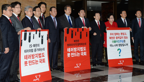 25일 오전 서울 여의도 국회 로텐더홀에서 새누리당 김무성 대표, 원유철 원내대표, 서청원 최고위원등 당 지도부와 의원들이 무제한토론으로 국회를 마비시키는 야당을 규탄하는 피켓시위를 하고 있다. <사진제공=뉴시스>