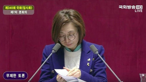 South Korean lawmaker Eun Soo-mi is shown on TV delivering remarks for 10 hours in parliament as part of the first filibuster since 1969.한국 은수미 국회의원이 1969년 이후 첫 필리버스터에 참여해 10시간 동안 연설하는 모습이 TV로 중계되고 있다.