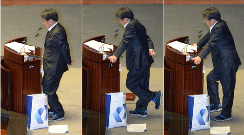 테러방지법 저지를 위한 야당 의원들의 필리버스터가 나흘째로 넘어간 26일 새벽 서울 여의도 국회 본회의장에서 강기정 더불어민주당 의원이 무제한 토론을 하던 중 다리가 아픈 듯 좁은 발언대 뒤 공간에서 몸을 이리저리 움직이고 있다. <사진제공=뉴시스>