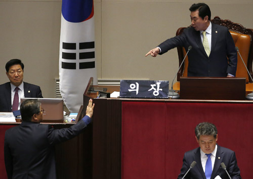 새누리당 조원진 원내수석부대표가 26일 새벽 국회에서 열린 테러방지법 처리 저지를 위한 더불어민주당의 김경협 의원의 무제한 토론 도중 이석현 국회부의장에게 김 의원의 발언이 의제와 벗어 났다고 항의를 계속하자 이 부의장이 의사 진행을 방해하고 있다며 설전을 벌이고 있다. <사진제공=뉴시스>