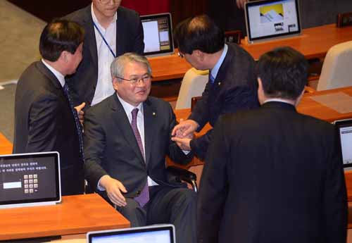 더불어민주당 김용익 의원이 26일 서울 여의도 국회 본회의장에서 테러방지법의 본회의 의결을 막기 위한 무제한 토론을 마친 후 동료의원들의 격려를 받고 있다. <사진제공=뉴시스>