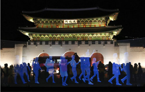 Holograms of human figures are displayed during a “ghost protest” against South Korea’s president in front of the Gyeongbok Palace in Seoul on Wednesday. Amnesty International in Korea said it decided to use the holograms after protesters were denied permission to march. See the video below.Lee Jin-man/AP수요일 서울 경복궁 앞에서 박근혜 대통령에 반대하는 “유령시위”에서 사람 형상의 홀로그램이 상영되고 있다. 국제앰네스티 한국지부는 시위자들의 행진시위가 거부된 후 홀로그램을 사용하기로 결정했다. 아래 영상 참조