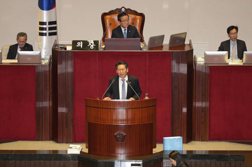 더불어민주당 정청래 의원이 27일 새벽 국회 본회의장에서 테러방지법 저지를 위한 무제한 토론 17번째 주자로 나서 발언하고 있다. <사진제공=뉴시스>