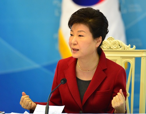 박근혜 대통령이 24일 오전 청와대 충무실에서 열린 제8차 국민경제자문회의에 참석, 두 주먹을 꼭 쥐고 모두발언을 하고 있다. <사진제공=뉴시스>