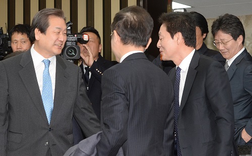 공천 살생부의 진위를 놓고 시끌벅적한 가운데 29일 오후 서울 여의도 국회에서 열린 새누리당 의원총회에서 김무성 대표가 정두언 의원, 유승민 의원과 반갑게 인사를 나누고 있다. <사진제공=뉴시스>