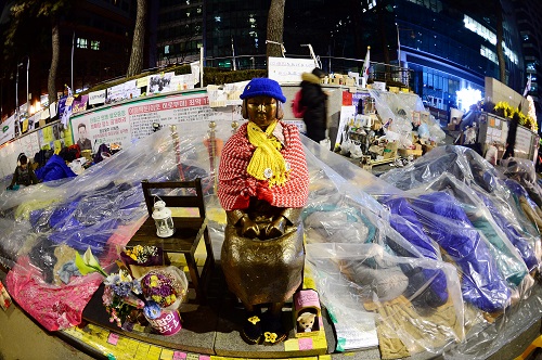 서울 종로구 중학동 구 일본대사관 앞 소녀상 주위에서 밤샘 농성 중인 대학생들이 이불과 비닐을 덮고 강추위에 맞서 자리를 지키고 있다. <사진제공=뉴시스>