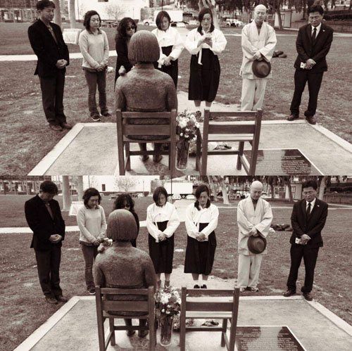 5일, 미국 엘에이 근교 글렌데일 평화비 앞   ‘살아있는 소녀상 퍼포먼스’ (사진 by  John Yu)