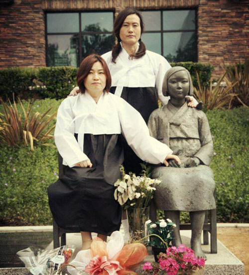 5일, 미국 엘에이 근교 글렌데일 평화비 앞   ‘살아있는 소녀상 퍼포먼스’ (사진 by  John Yu)