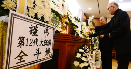 허문도 전 국토통일원 장관의 빈소가 마련된 5일 오후 경기도 성남시 분당서울대병원 장례식장에서 전두환 전 대통령의 화환이 놓여 있다. <사진제공=뉴시스>