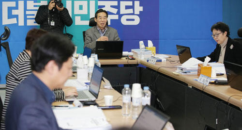 더불어민주당 홍창선 20대 총선 공천관리위원장이 6일 오전 여의도 당사에서 열린 공천면접에서 예비후보들에게 질문하고 있다.  <사진제공=뉴시스>