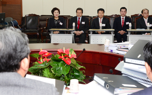 39일 남은 4.13 총선의 새누리당의 공천작업이 계속되고 있는 가운데 6일 오전 부산 영도구에 출마하는 김무성 대표등 예비후보들이 여의도 당사에서 이한구 공천관리위원장의 질문을 듣고 있다. <사진제공=뉴시스>