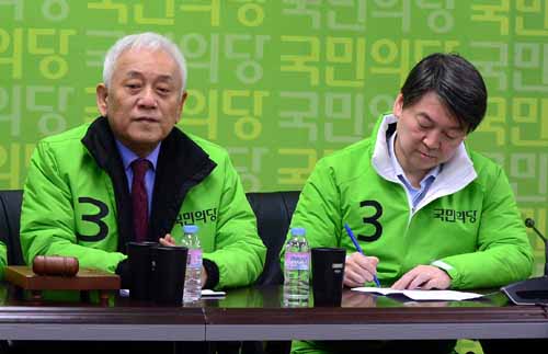 국민의당 안철수 공동대표와 김한길 선대위원장이 7일 서울 마포구 당사에서 열린 선거대책위원회의에서 회의 시작을 준비하고 있다. <사진제공=뉴시스>