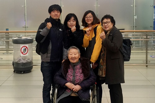 8일 오전 인천국제공항 출국장에서 일본군 ‘위안부’ 피해자 길원옥(맨 앞) 할머니와 한국정신대문제대책협의회 윤미향(뒷줄 왼쪽 두번째)상임대표를 비롯한 관계자들이 미국으로 출국 전 파이팅을 외치고 있다. <사진제공=뉴시스>