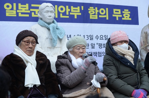 일본군 '위안부' 문제 해결을 위한 제1213차 정기 수요시위에 참석한 이옥선(가운데) 할머니가 발언하고 있다. <사진제공=뉴시스>