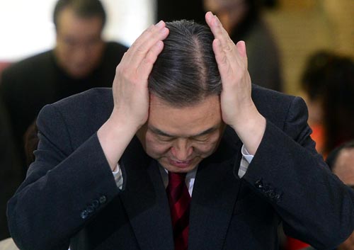 새누리당 김무성 대표가 8일 오후 서울 마포구 신촌 케이터틀 컨벤션홀에서 열린 새누리당 서울시당 서대문갑 당원 교육 및 전진대회에서 손으로 머리를 만지고 있다. <사진제공=뉴시스>