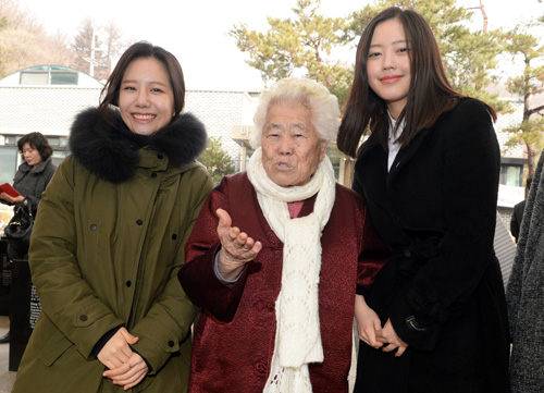 지난 2월27일 오전 경기 광주시 나눔의 집에서 열린 ‘일본군 위안부 피해자 추모제 및 추모관 유품기록관 착공식’에서 이옥선 할머니가 영화 귀향의 주연배우 최리(오른족), 서미지(왼쪽)과 기념촬영을 하고 있다. <사진제공=뉴시스>