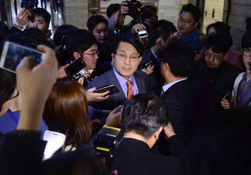 '김무성 욕설 녹취록' 파문으로 구설에 오른 새누리당 윤상현 의원이 9일 서울 여의도 국회를 나서며 취재진의 질문에 답변하고 있다. 윤 의원은 이날 김무성 대표에게 면담 요청을 했지만 거부당했다. <사진제공=뉴시스>