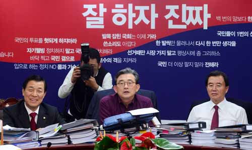 새누리당 이한구 공천관리위원장이 8일 서울 여의도 당사에서 열린 4.13 총선 서울 은평구을 공천 신청자 면접에서 질문을 하고 있다. <사진제공=뉴시스>