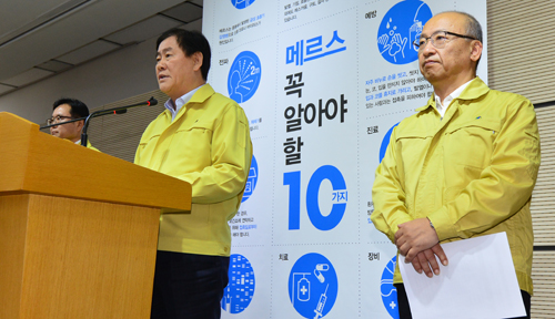 최경환 국무총리 직무대행이 지난 6월 10일 오전 세종시 정부세종청사 보건복지부 브리핑룸에서 메르스(MERS 중동호흡기중후군) 관련 담화문 발표를 하고 있다.<사진제공=뉴시스>