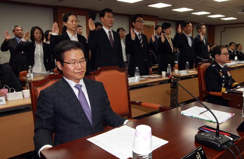 2013년 10월 15일 오후 서울 서대문구 대회의실에서 열린 국회 안전행정위원회 경찰청 국정감사에서 김기용 전 경찰청장이 대표로 나선 증인선서에서 김용판 전 서울경찰청장이 증인선서를 거부한 채 자리에 앉아 있다. 김용판 전 서울경찰청장 뒤쪽에 권은희 전 수서경찰서 수사과장이 증인선서를 하고 있다.<사진제공=뉴시스>