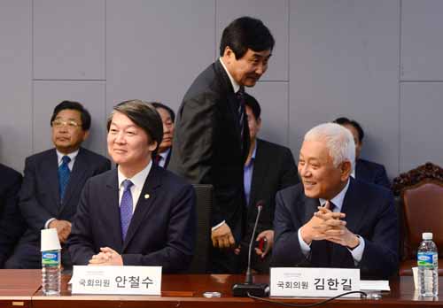 새정치민주연합 이종걸 원내대표가 지난 10월12일 서울 여의도 국회 의원회관에서 열린 초점토론회 '새정치연합, 뭐가 문제인가?'에서 안철수, 김한길 의원 뒤로 참석하고 있다. <사진제공=뉴시스>