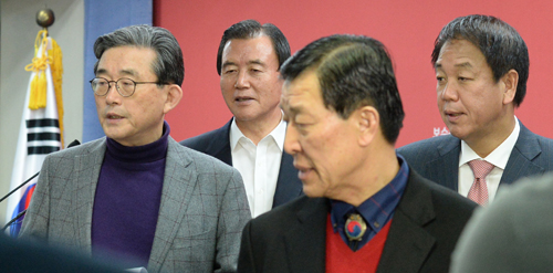 새정치민주연합 이종걸 원내대표가 지난 10월12일 서울 여의도 국회 의원회관에서 열린 초점토론회 '새정치연합, 뭐가 문제인가?'에서 안철수, 김한길 의원 뒤로 참석하고 있다. <사진제공=뉴시스>