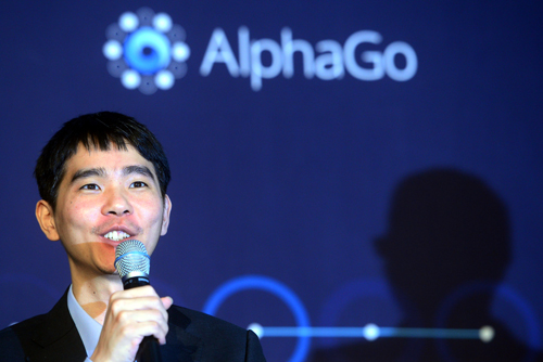 이세돌 9단이 13일 오후 서울 종로구 포시즌스 호텔에서 열린 '구글 딥마인드 챌리치 매치' 알파고와의 5번기 네번째 대국에서 승리한 뒤 소감을 밝히며 활짝 웃고 있다. <사진제공=뉴시스>