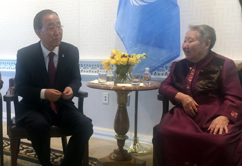 이세돌 9단이 13일 오후 서울 종로구 포시즌스 호텔에서 열린 '구글 딥마인드 챌리치 매치' 알파고와의 5번기 네번째 대국에서 승리한 뒤 소감을 밝히며 활짝 웃고 있다. <사진제공=뉴시스>