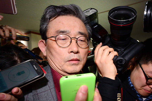 새누리당 이한구 공천관리위원장이 14일 서울 여의도 당사에서 제6차 공천결과 브리핑을 마친 후 기자실을 나서고 있다. 새누리당 비박계 권은희(대구 북구갑) 홍지만(대구 달서갑) 의원이 14일 공천 탈락했다. 또 서상기(대구 북구을) 주호영(대구 수성을) 의원의 경우 우선추천지역으로 설정, 전격 컷오프 됐다. <사진제공=뉴시스>