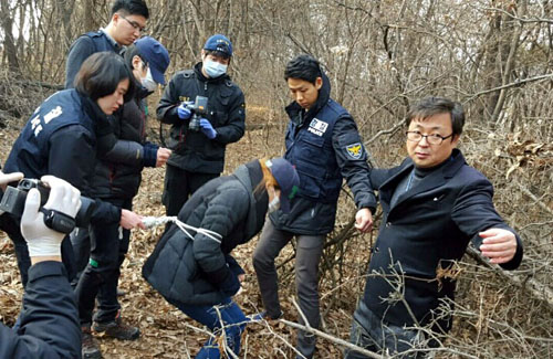 평택 실종 예비 초등생 故신원영군 암매장 사건의 현장검증이 진행된 14일 오후 경기도 평택시 청북면의 한 야산에서 피의자 친부 신모씨(38)와 계모 김모씨(38)가 당시 상황을 재연하고 있다. <사진=경기지방경찰청 제공, 뉴시스>