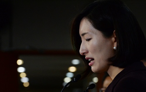 더불어민주당 네번째 영입 인사인 디자이너 김빈(본명 김현빈)이 지난 3일 오전 서울 여의도 국회 정론관에서 청년비례대표 출마 기자회견을 하던 중 눈물을 흘리고 있다. <사진제공=뉴시스>