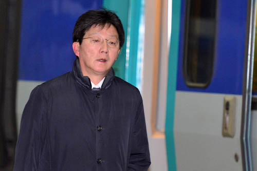 새누리당 6차 공천 결과가 발표된 14일 오후 대구 동구 동대구역에서 유승민 의원이 걸어오고 있다.이날 새누리당 공천관리위원회는 대구지역 현역 의원 4명을 탈락시켰다. <사진제공=뉴시스>