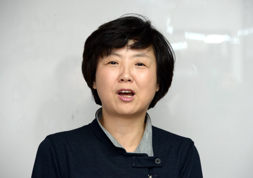 민주사회를 위한 변호사모임(민변) 사상 처음으로 경선 방식으로 제12대 회장 선거가 치러진 14일 오후 서울 서초구 민주사회를 위한 변호사모임 사무실에서 회장으로 당선된 정연순 변호사가 당선 소감을 밝히고 있다. 정연순 변호사는 사법연수원 23기로 1994년 민변에 가입한 후 여성위원회 위원장과 사무총장, 부회장 등 민변 내 주요 보직을 역임했으며 민변 사상 첫 여성 회장이다. <사진제공=뉴시스>