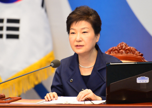 박근혜 대통령이 15일 청와대 위민관 영상회의실에서 열린 제11회 국무회의(영상)에 참석, 모두발언을 하고 있다. <사진제공=뉴시스>