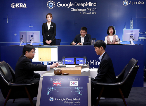 15일 오후 서울 종로구 광화문 포시즌호텔에서 열린 '이세돌-구글 알파고 대국' 5국에서 이세돌 9단과 알파고를 대신해 구글 딥마인드 리서치 사이언티스트인 아자 황 박사가 바둑돌을 놓고 있다. <사진=구글 제공, 뉴시스>