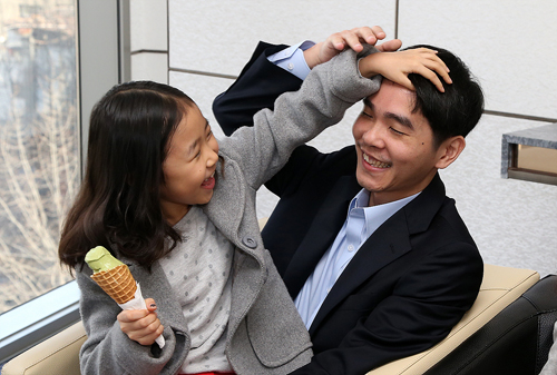 15일 오후 서울 종로구 광화문 포시즌호텔에서 열린 '이세돌-구글 알파고 대국' 5국에 앞서 이세돌 9단이 대기실에서 딸 혜림양과 이야기를 나누고 있다. <사진=구글 제공, 뉴시스>