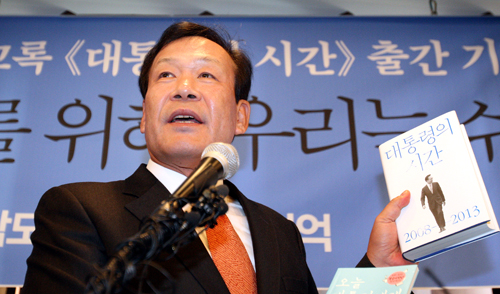 지난 2015년 1월30일 오후 서울 중구 프레스센터에서 열린 이명박 전 대통령 회고록 '대통령의 시간' 출간 기념 기자간담회에서 김두우 전 청와대 홍보수석이 기자들의 질문에 답변하고 있다. <사진제공=뉴시스>