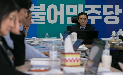 20대 총선을 30일 앞둔 14일 오후 서울 여의도 더불어민주당사에서 열린 청년 비례대표 후보 면접에 참석한 홍창선 공천관리위원장이 후보들의 발언을 듣고 있다. <사진제공=뉴시스>