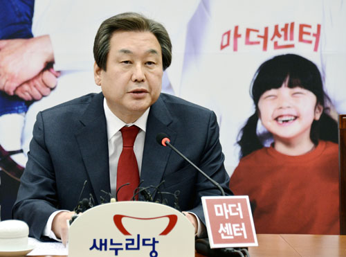 새누리당 김무성 대표가 16일 오전 서울 여의도 국회 대표실에서 공천관리위원회에 대해 공천에서 배제된 이재오, 주호영 의원 등 단수 추천 11곳 중 7개 지역을 보류, 재심사를 요청하는 기자회견을 하고 있다. <사진제공=뉴시스>