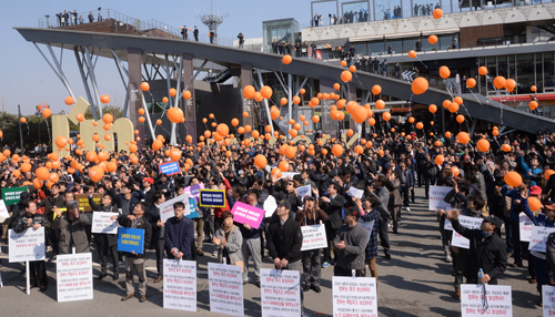 개성공단 입주기업 대표자와 근로자들이 16일 오후 경기도 파주 임진각평화누리공원에서 개성공단 입주기업들이 처한 현실을 알리고, 조속한 보상책 마련 등을 촉구하는 대규모 집회를 열고 풍선을 날리고 있다. <사진제공=뉴시스>