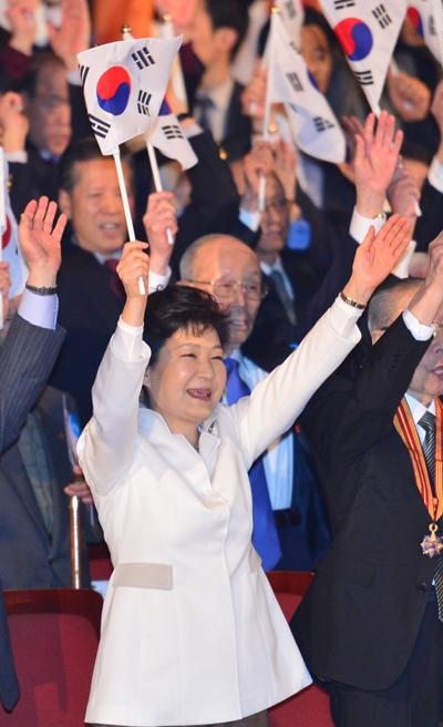 「３・１独立運動」の記念式典で万歳する韓国の朴槿恵大統領＝１日、ソウル（共同）「3 · 1 독립운동」 기념식에서 만세하는 한국의 박근혜 대통령 = 1일, 서울(공동)