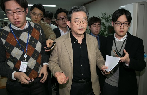 이한구 공천관리위원장이 16일 오후 서울 여의도 새누리당사에서 경선지역에 대한 여론조사 결과를 발표한 뒤 심각한 표정으로 기자실을 나서고 있다. <사진제공=뉴시스>