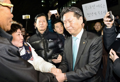 20대 공천에서 탈락한 더불어민주당 정청래 의원이 16일 서울 여의도 당사 앞에서 지지자들과 만나며 악수를 하고 있다. <사진제공=뉴시스>