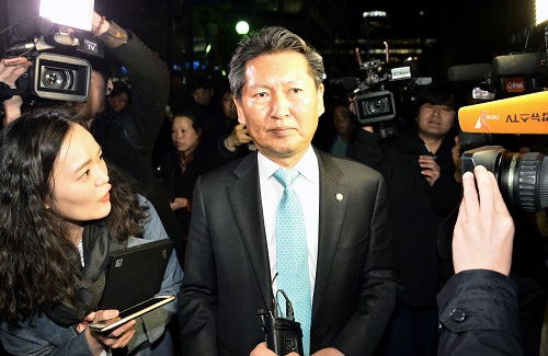 20대 공천에서 탈락한 더불어민주당 정청래 의원이 16일 서울 여의도 당사 앞에서 지지자들과 만나기 위해 입장하고 있다. <사진제공=뉴시스>