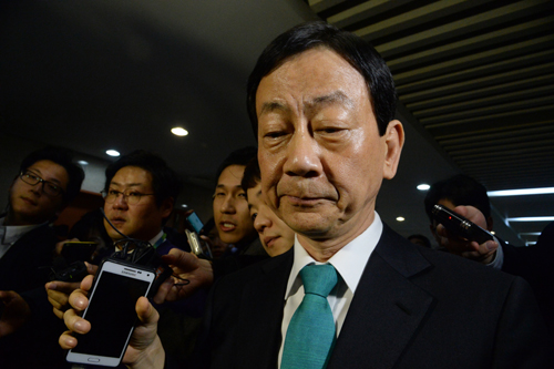 공천 탈락한 새누리당 3선 진영(서울 용산) 의원이 17일 오후 서울 여의도 국회 정론관에서 탈당 기자회견을 마친 뒤 취재진에 둘러싸여 있다. <사진제공=뉴시스>