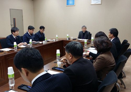 경기 안산 단원고등학교 장기 학교운영위원장, 전명선 4·16가족협의회 위원장, 재학생 학부모, 도교육청, 단원고, 종교단체 관계자 등 10여명은 17일 안산교육지원청 회의실에서 명예교실 관련 4차 회의를 열었으나 이전 계획에 합의하지 못했다. <사진제공=뉴시스>