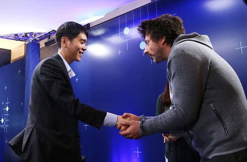 이세돌 9단이 13일 오후 서울 종로구 포시즌스 호텔에서 열린 '구글 딥마인드 챌리치 매치' 알파고와의 5번기 네번째 대국에서 승리, 구글 공동창립자 세르게이 브린과 악수를 하고 있다. <사진=구글 제공, 뉴시스>