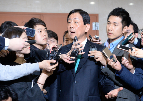 공천 탈락한 새누리당 3선 진영(서울 용산) 의원이 17일 오후 서울 여의도 국회 정론관에서 탈당 기자회견을 마친 뒤 취재진의 질문에 답변하고 있다. <사진제공=뉴시스>